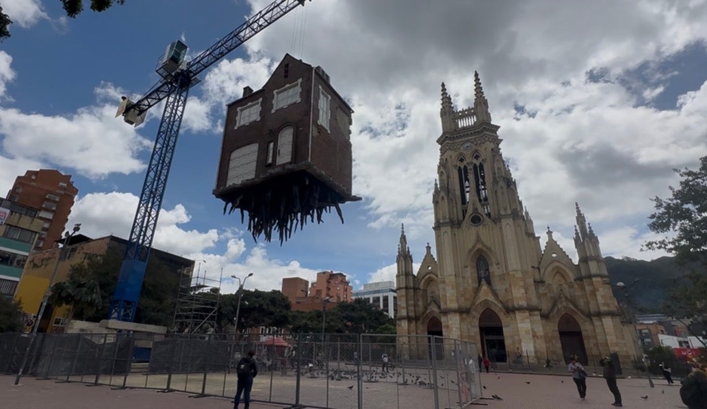 Obra de arte “Arrancada de raíz” en la Plaza de Lourdes