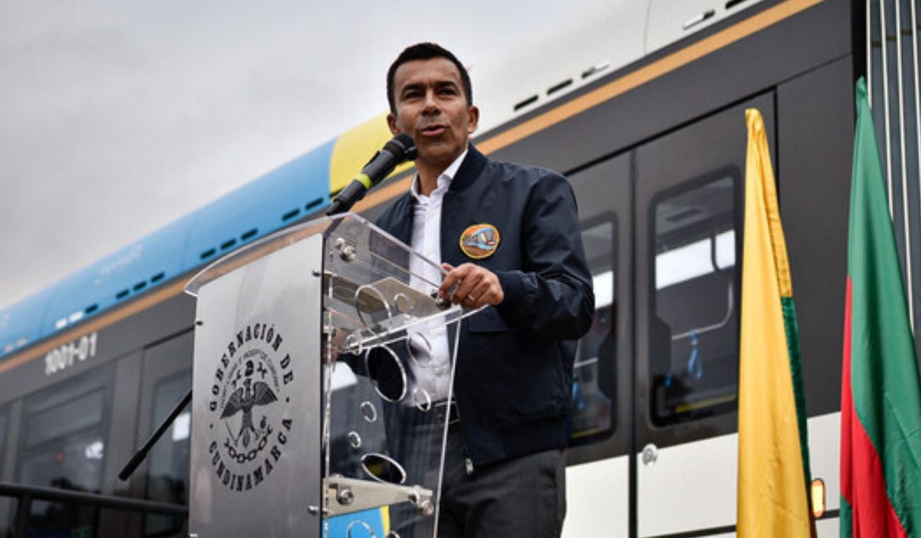 El gobernador de Cundinamarca, Jorge Rey, explica la magnitud del deslizamiento que mantiene cerrada la vía al Llano y las opciones para conductores