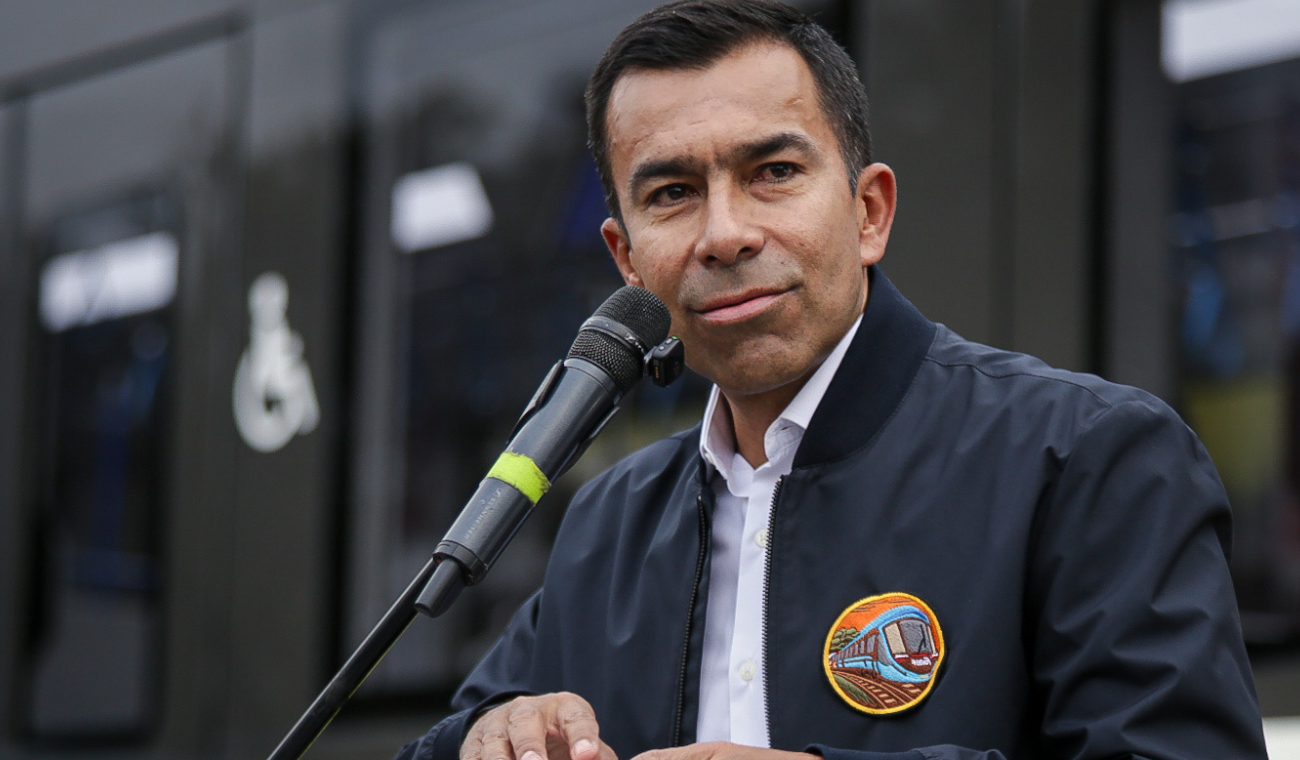 El gobernador de Cundinamarca, Jorge Rey, revela pérdidas diarias de 20,000 millones de pesos por cierre de la Vía al Llano debido a deslizamientos.