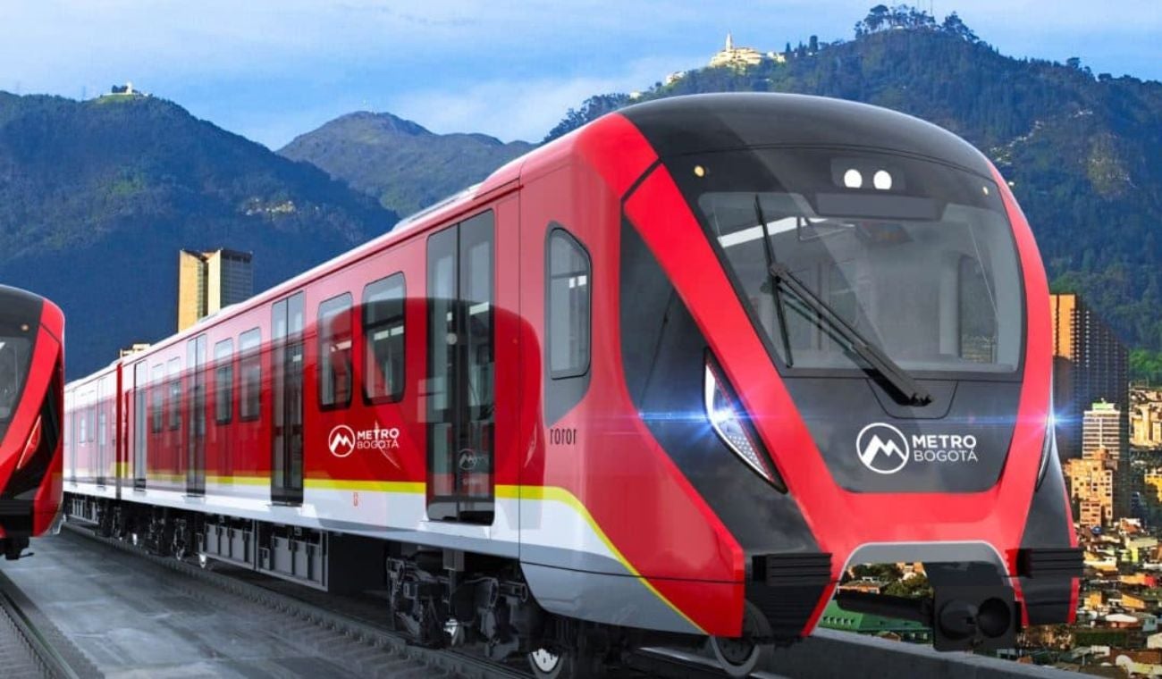 El primer tren de la Línea 1 del Metro de Bogotá llega a Colombia tras un viaje marítimo desde China, marcando el inicio del proceso de incorporación de la flota