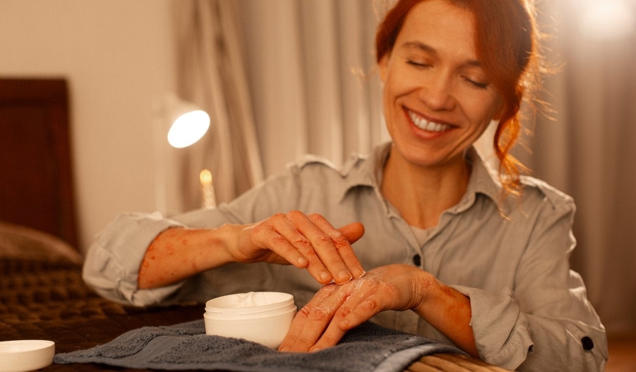 9 tonos de UÑAS que le harán LUCIR más joven después de los 40 años