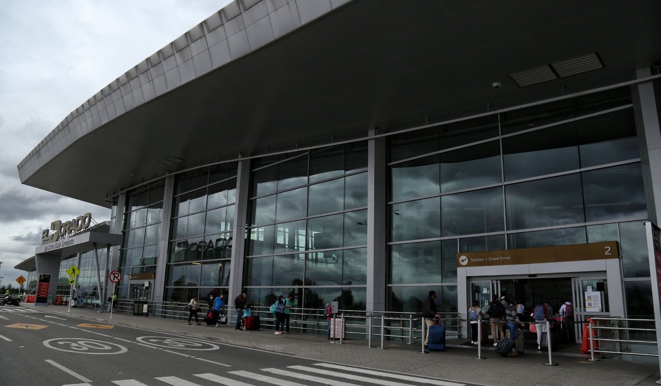 ¿Cuál es el límite para transportar dinero en efectivo dentro de Colombia?