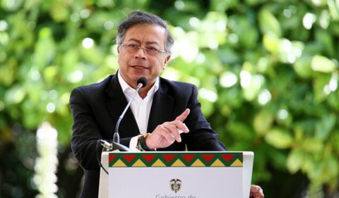 Expertos advierten sobre impacto negativo de la nueva reforma tributaria en empresas y economía nacional. Medidas propuestas afectan al sector productivo y no resuelven problema estructural del gasto público.