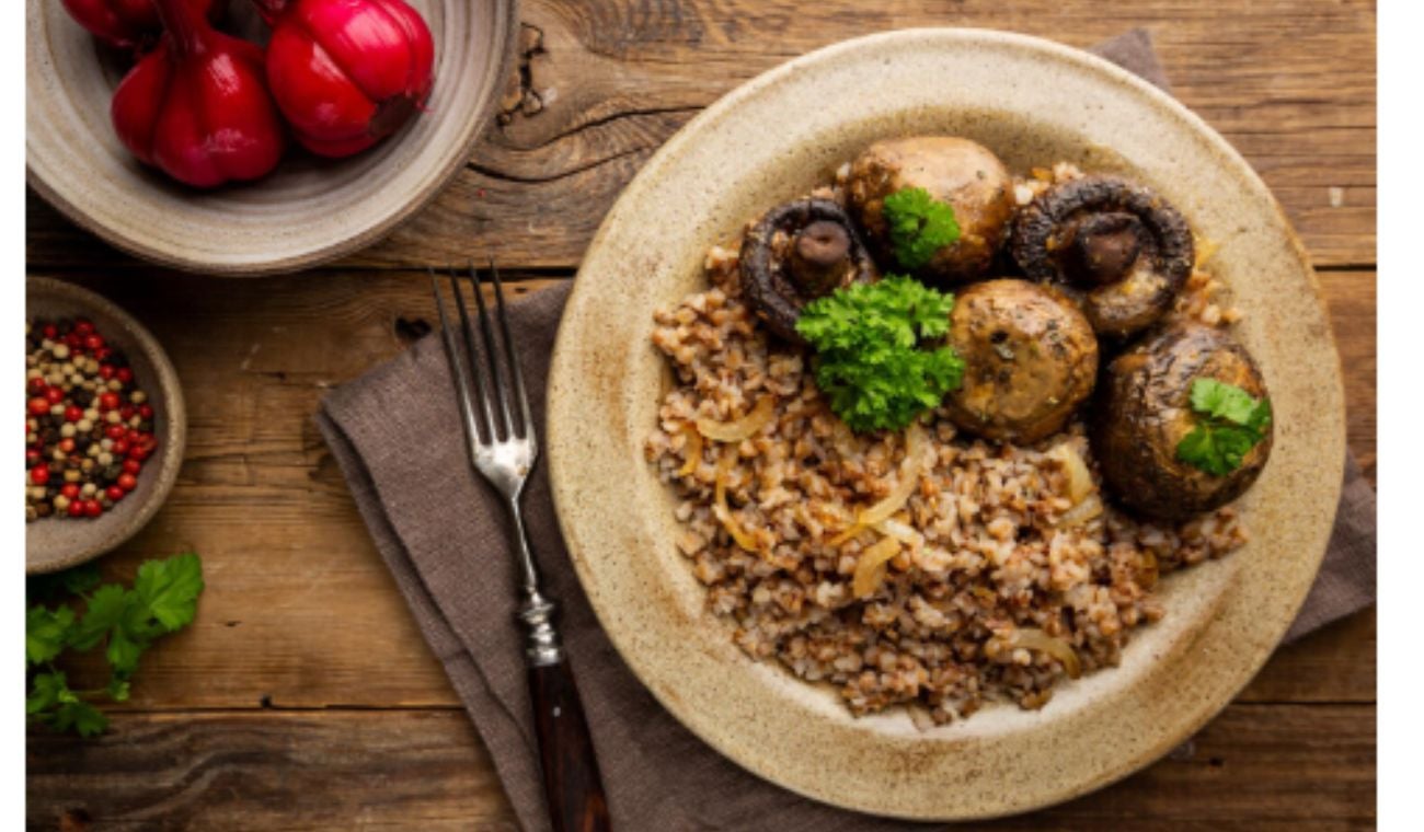 Cuando el arroz esté al punto al dente, añadir los tomates secos, mantequilla y queso. Mezclar bien para integrar