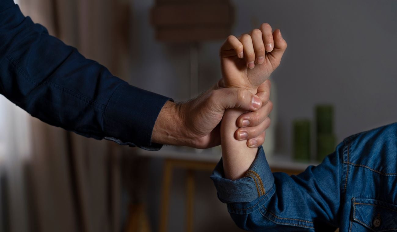 Hombre que se hacía pasar por adolescente en redes sociales para secuestrar a menores en Bogotá es enviado a la cárcel. Greiyory José Cartagena Ramos, ciudadano venezolano, captó a niñas con falsas ofertas laborales en México y las retuvo en Engativá