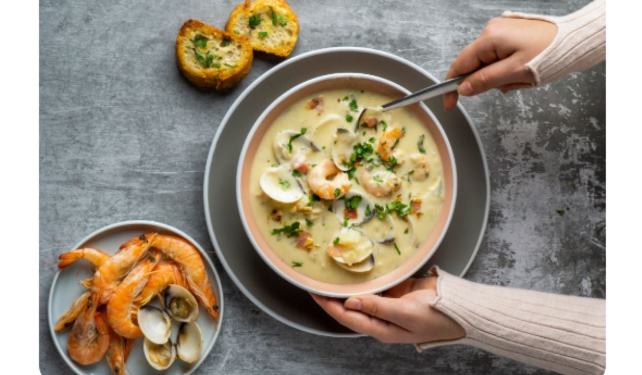 Repartir la sopa en recipientes resistentes al calor, colocar encima el pan francés y espolvorear los quesos rallados