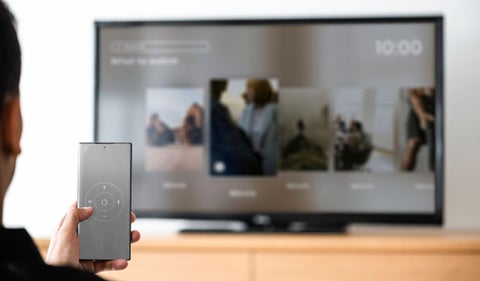 Descubra cómo HDMI ARC revoluciona la calidad de sonido en los Smart TV. Conexión simplificada y mejor experiencia auditiva.