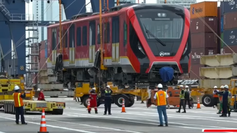 El segundo tren de la Línea 1 del Metro de Bogotá llega a la capital para ensamblaje y pruebas. Avance del proyecto en un 64,85% con arribo de los próximos vagones.