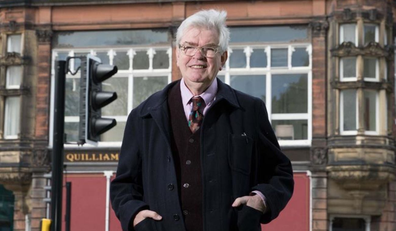 Fallece a los 87 años el arquitecto británico Terry Farrell, conocido por diseñar la sede del MI6 en Londres. Descubre más sobre su legado y su impacto en la arquitectura moderna