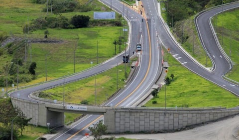 Arnulfo Cuervo, presidente de Fedetranscarga, revela pérdidas millonarias diarias en el transporte de carga debido a restricciones viales en Cundinamarca.