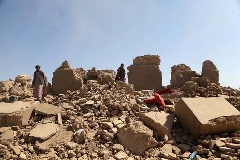 Al menos 600 personas han muerto y unas 2.000 han resultado heridas después de un fuerte terremoto de magnitud 6,0.