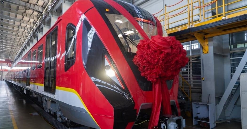 El primer tren de la Línea 1 del Metro de Bogotá salió del puerto de Qingdao, en China, el 3 de agosto de 2025.