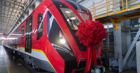 El primer tren de la Línea 1 del Metro de Bogotá salió del puerto de Qingdao, en China, el 3 de agosto de 2025.