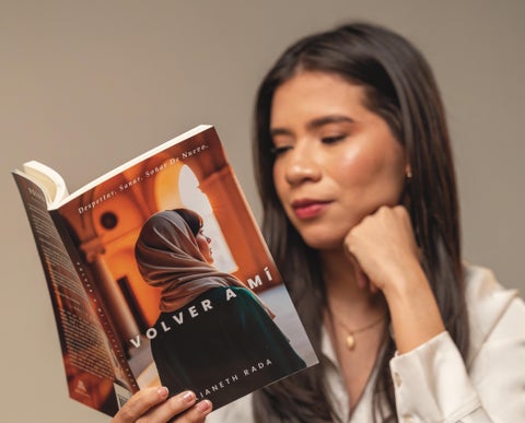 Escritora Lianeth Rada- Libro "Volver a mí".