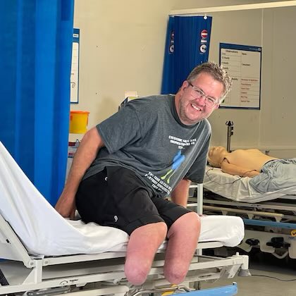 Neil Hopper, cirujano británico que se amputó las piernas