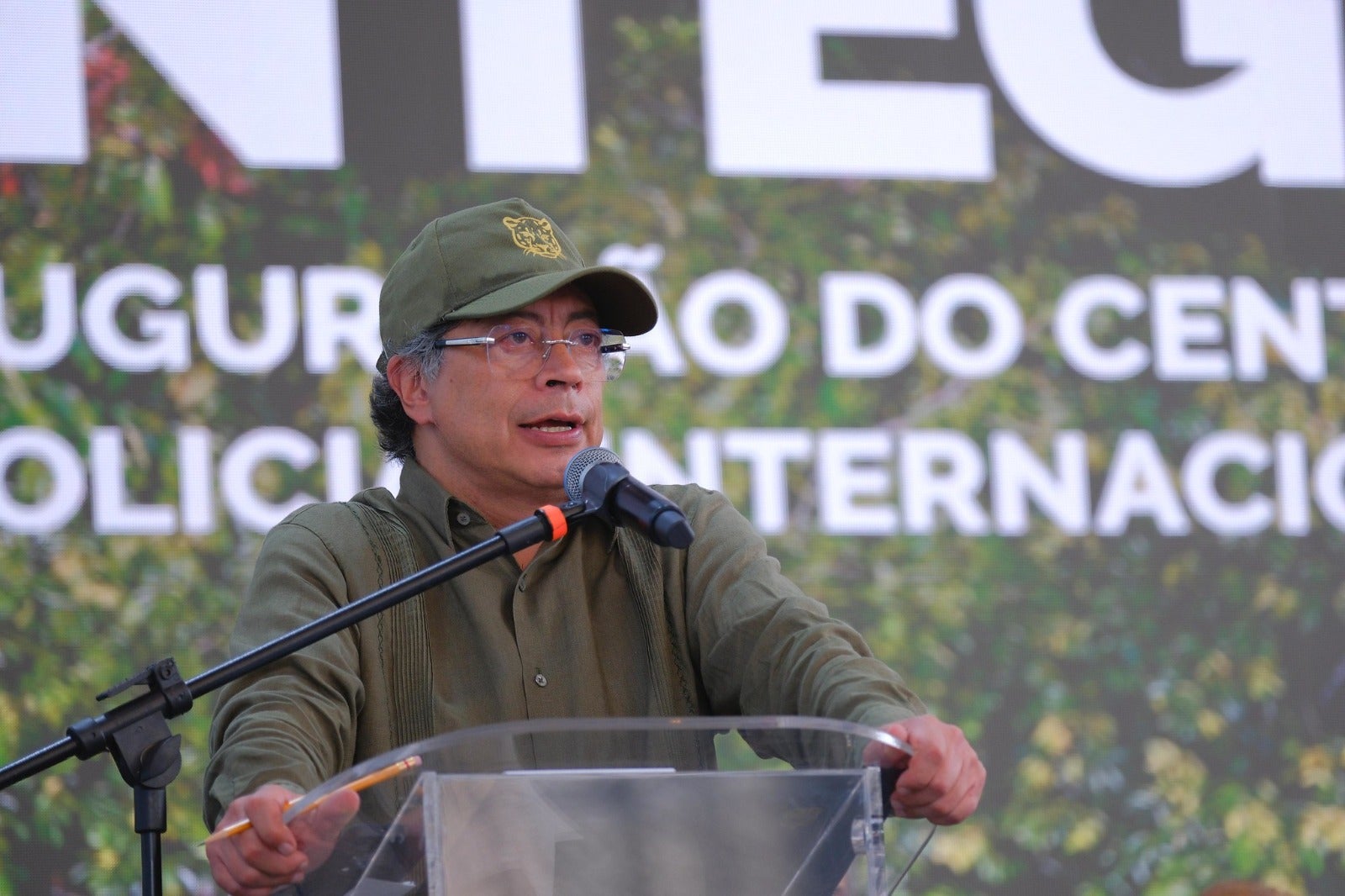 El presidente Gustavo Petro firma decreto de desclasificación de archivos del DAS, pidiendo perdón por abusos cometidos.