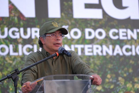 El presidente Gustavo Petro firma decreto de desclasificación de archivos del DAS, pidiendo perdón por abusos cometidos.