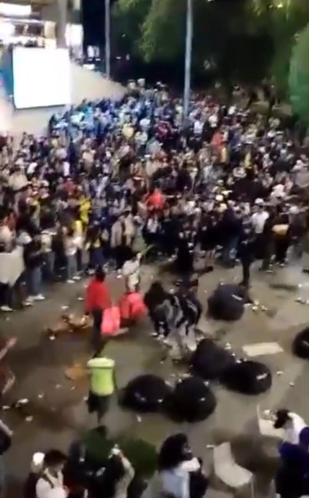 En imágenes quedó registrada la batalla que se vivió en City U, tras finalizar el partido entre Colombia y Venezuela.