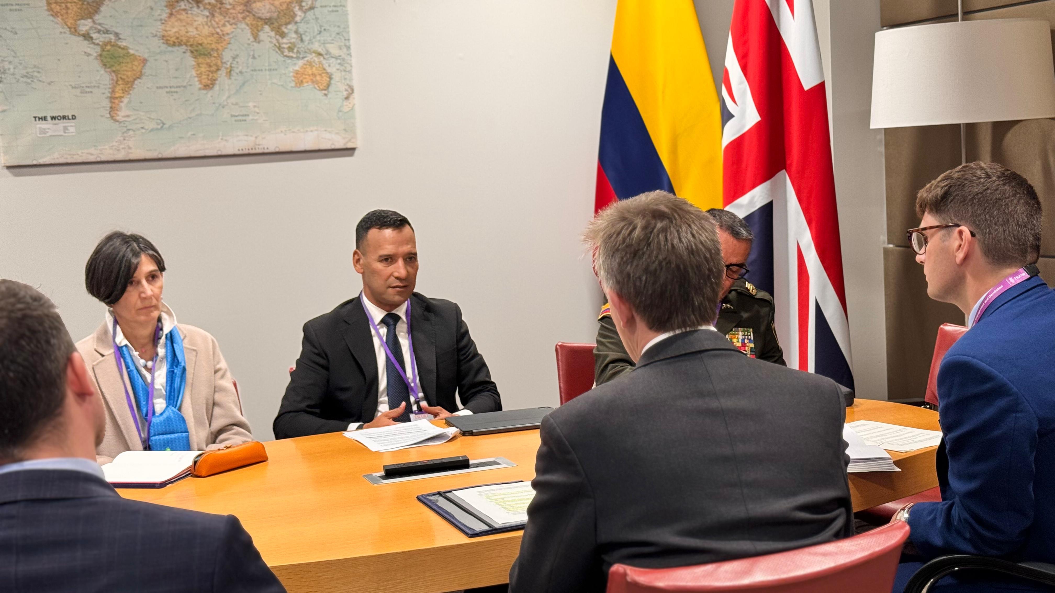 Imagen del ministro de Defensa, Pedro Sánchez, en medio de una reunión con representantes de Reino Unido para reforzar la seguridad en Colombia.