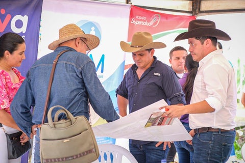 El gobernador de Casanare, César Ortiz, revisando planos junto a la comunidad del departamento.