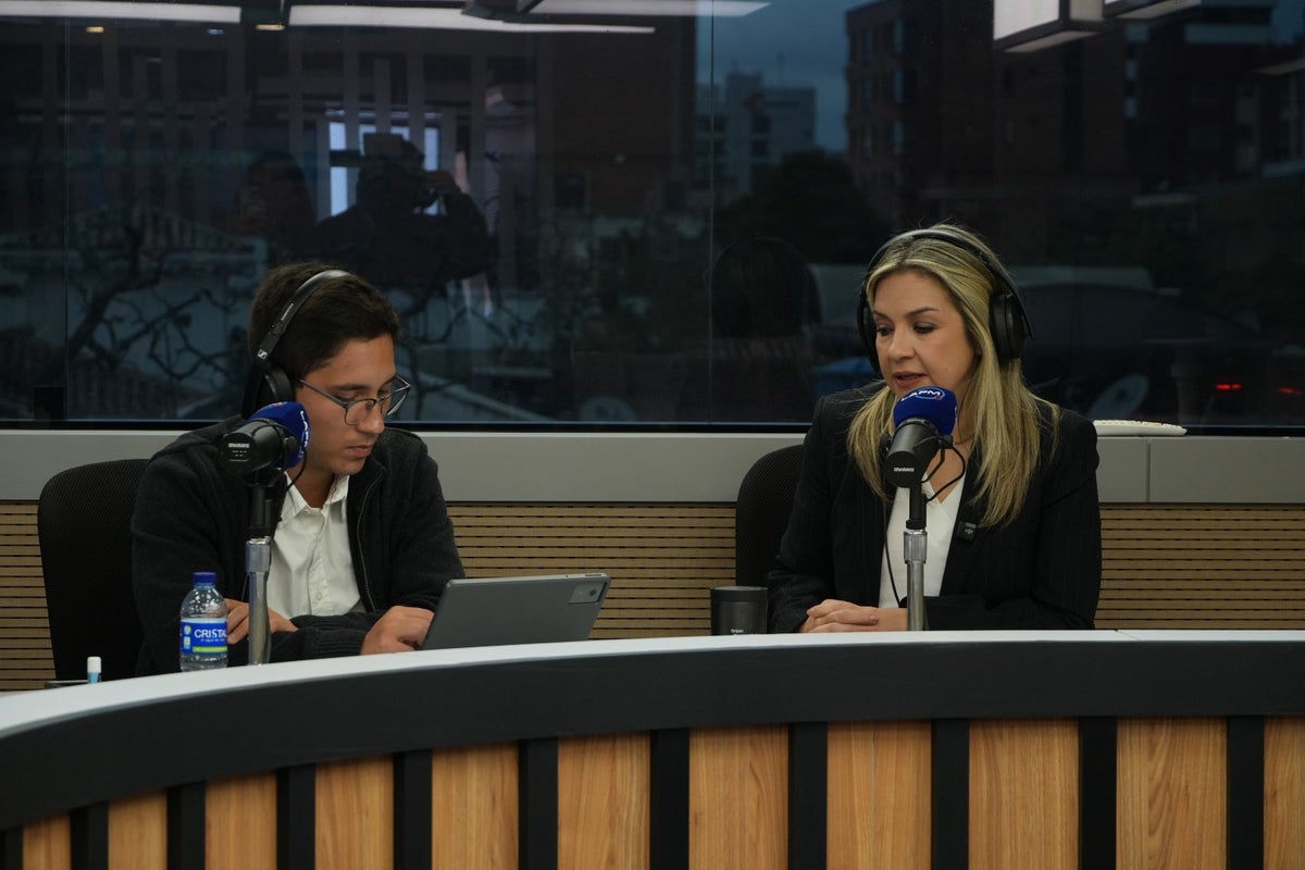 Vicky Dávila en la cabina de La FM para Tribuna RCN
