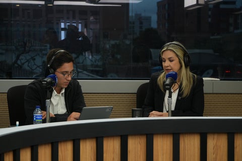 Vicky Dávila en la cabina de La FM para Tribuna RCN