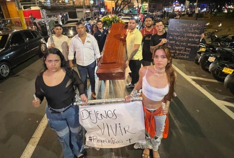 Los comerciantes se manifestaron con pancartas, velas y un ataúd