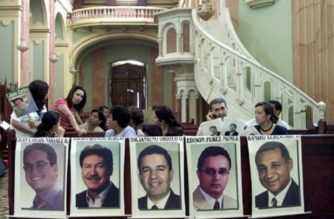 Familiares de doce diputados del Valle del Cauca secuestrados por las Farc el 11 de abril de 2002, ocupan una iglesia en Cali en 2003, exigiendo su liberación.