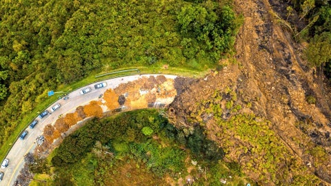 El mandatario advirtió que, 15 días después del incidente, los problemas de escorrentía de agua en la parte alta de la montaña persisten