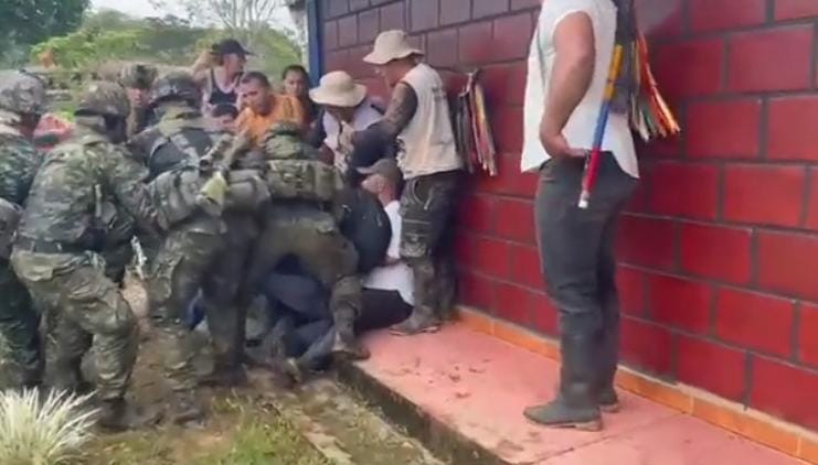 El operativo de las autoridades terminó en enfrentamientos entre la comunidad y tropas del Ejército.