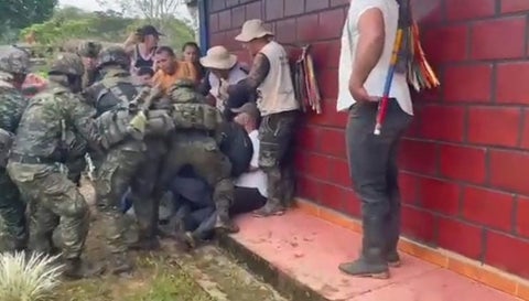 El operativo de las autoridades terminó en enfrentamientos entre la comunidad y tropas del Ejército.