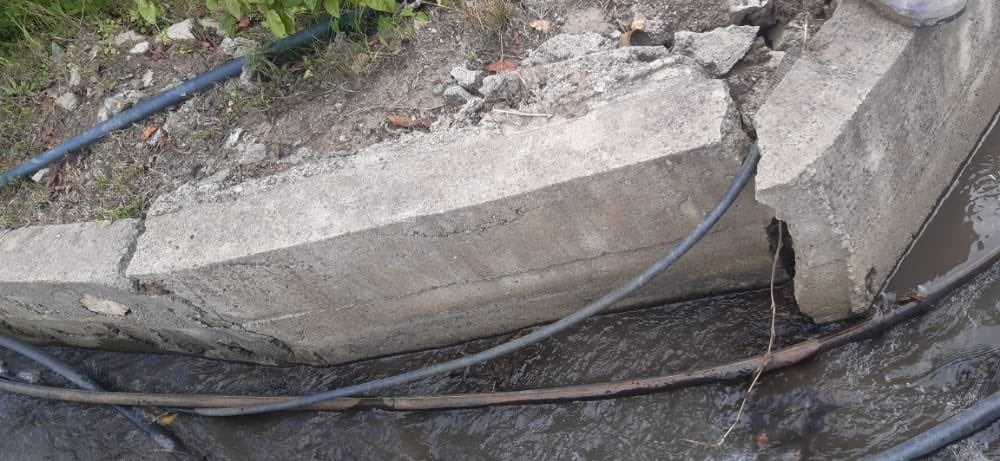 El gobernador recordó que la anterior concesión ya había identificado el problema y construido canales y pozos de abatimiento para controlar el agua.