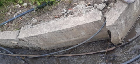 El gobernador recordó que la anterior concesión ya había identificado el problema y construido canales y pozos de abatimiento para controlar el agua.
