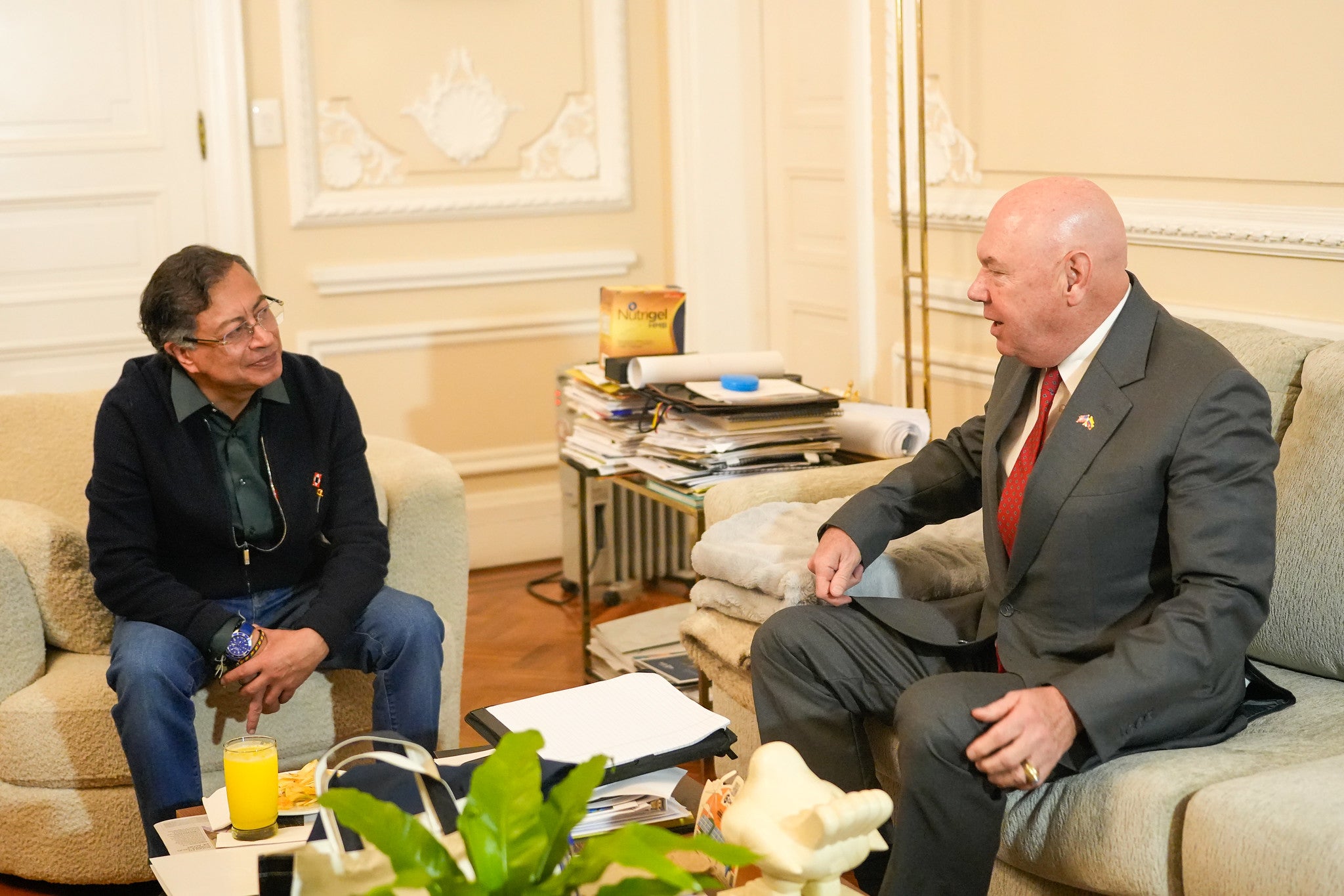 Presidente de Colombia, Gustavo Petro y encargado de negocios de la Embajada de EE. UU. en Colombia, John McNamara.