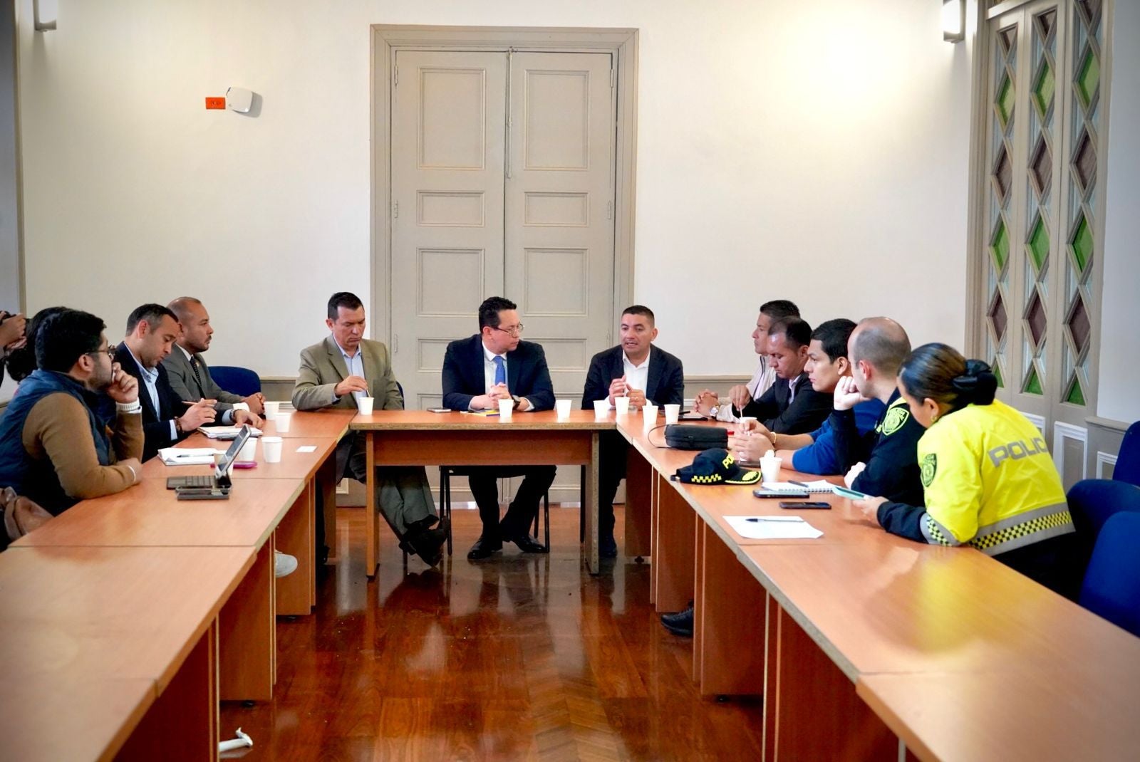 Reunión urgente en Guaviare por crisis de seguridad: gobernador y alcaldes exigen protección ante amenazas de grupos criminales. Viceministro anuncia inversión millonaria para fortalecer seguridad en la región.