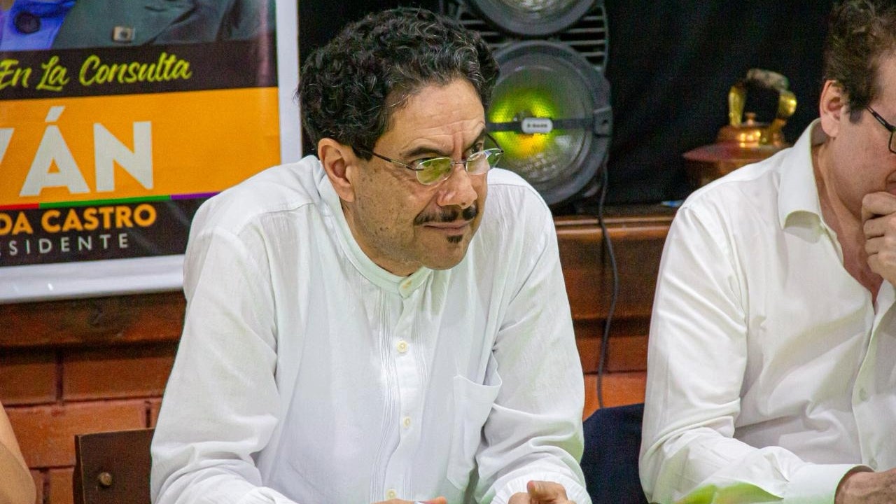 Iván Cepeda advierte sobre riesgo de espiral de violencia en el Mar Caribe debido a presencia militar de Estados Unidos.