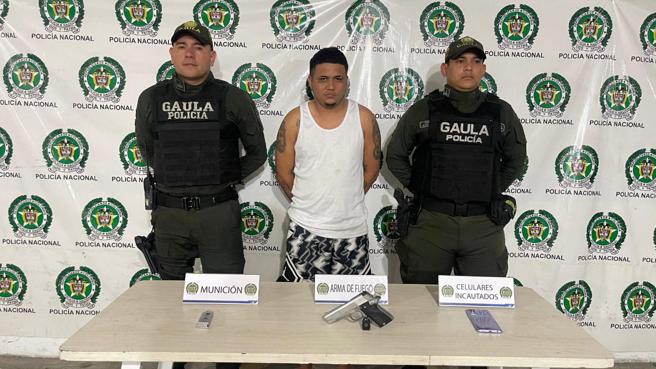 Alias 'Enzo', capturado en Barranquilla durante operativo contra grupo criminal 'Los Costeños'. Arma de fuego incautada.