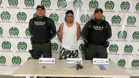 Alias 'Enzo', capturado en Barranquilla durante operativo contra grupo criminal 'Los Costeños'. Arma de fuego incautada.