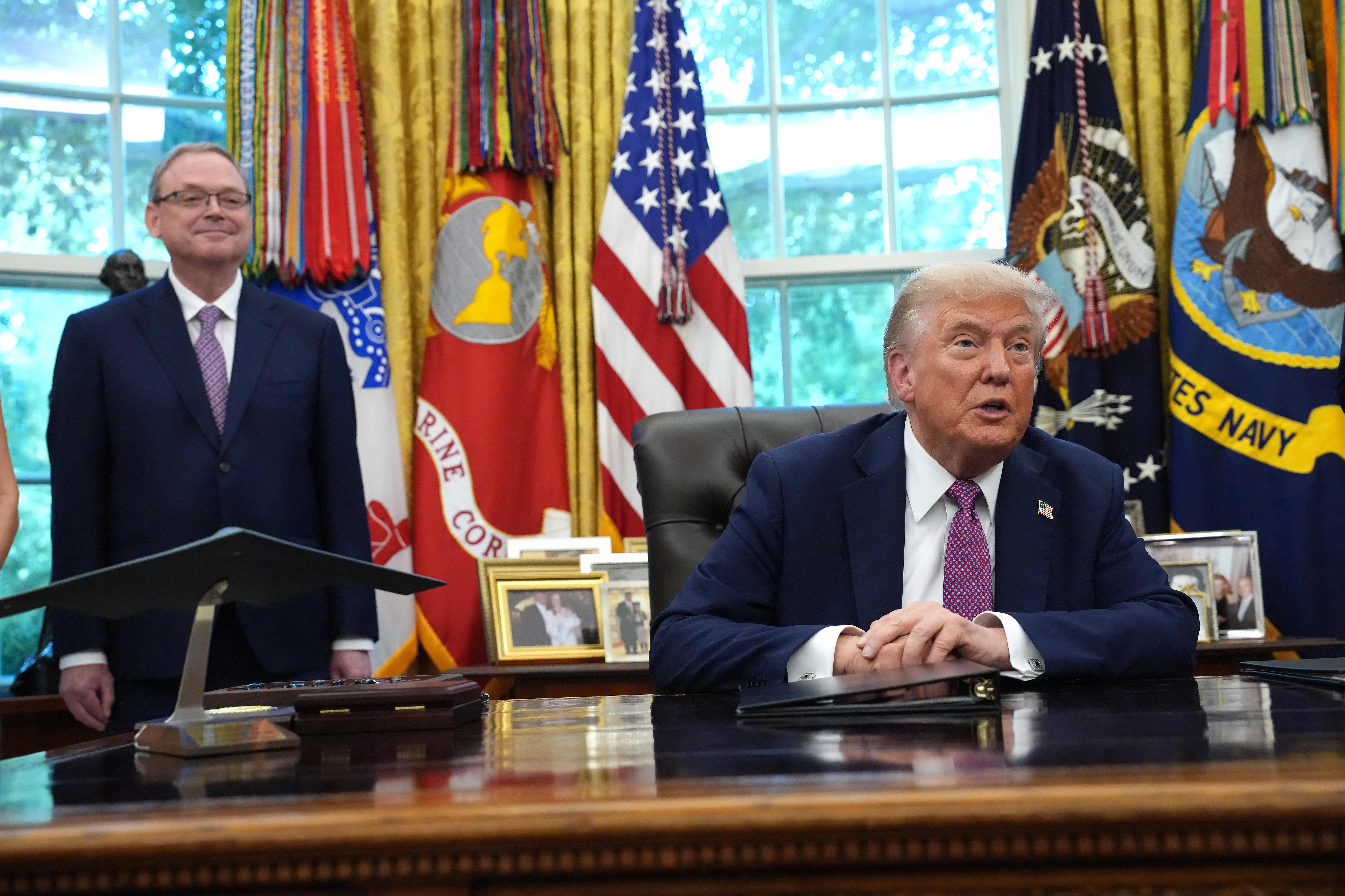 Kevin Hassett, director del Consejo Económico Nacional junto al presidente Donald Trump