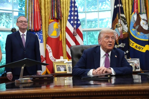 Kevin Hassett, director del Consejo Económico Nacional junto al presidente Donald Trump