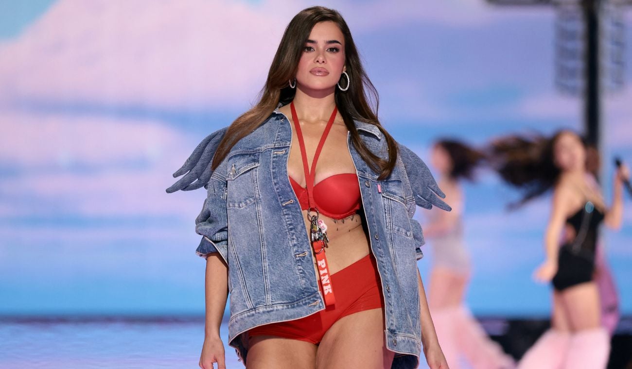 Barbie Ferreira, mujer de talla grande, se luce en el Victoria’s Secret Fashion Show 2025