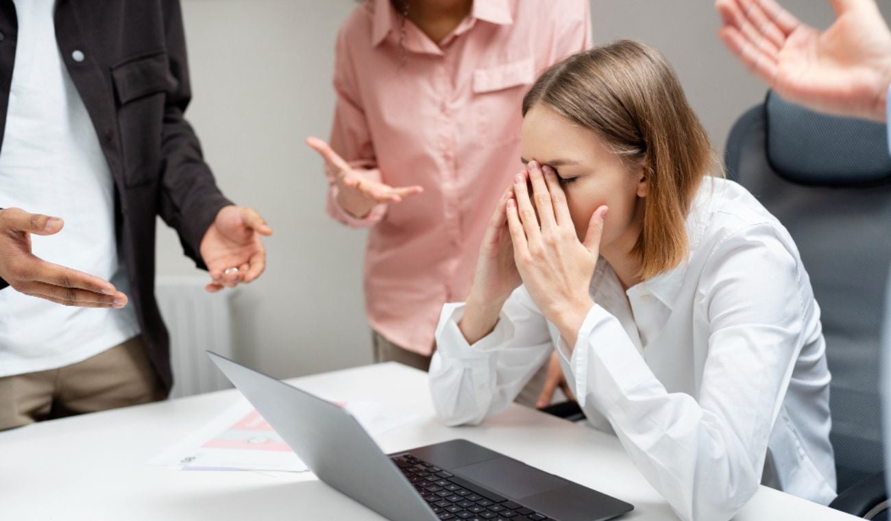 ¿Enviar STICKERS BURLONES en el trabajo es ACOSO LABORAL? Abogados responden