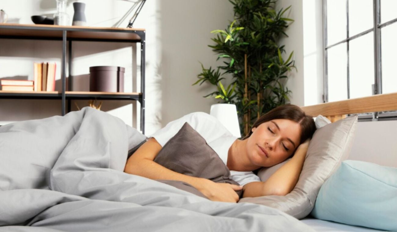 Mantener una rutina de limpieza en la cama puede ayudar a mejorar la calidad del sueño. Estudios han demostrado que las personas tienden a dormir mejor cuando su entorno está limpio y fresco.