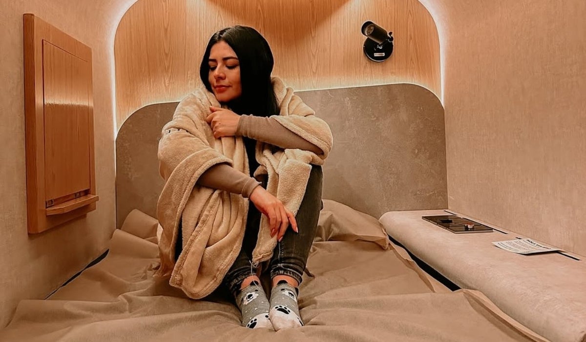 Cápsulas de sueño en el aeropuerto El Dorado tarifas y comodidades para viajeros