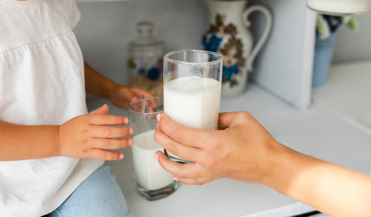 Cinco mitos y verdades que debe conocer sobre la leche de vaca