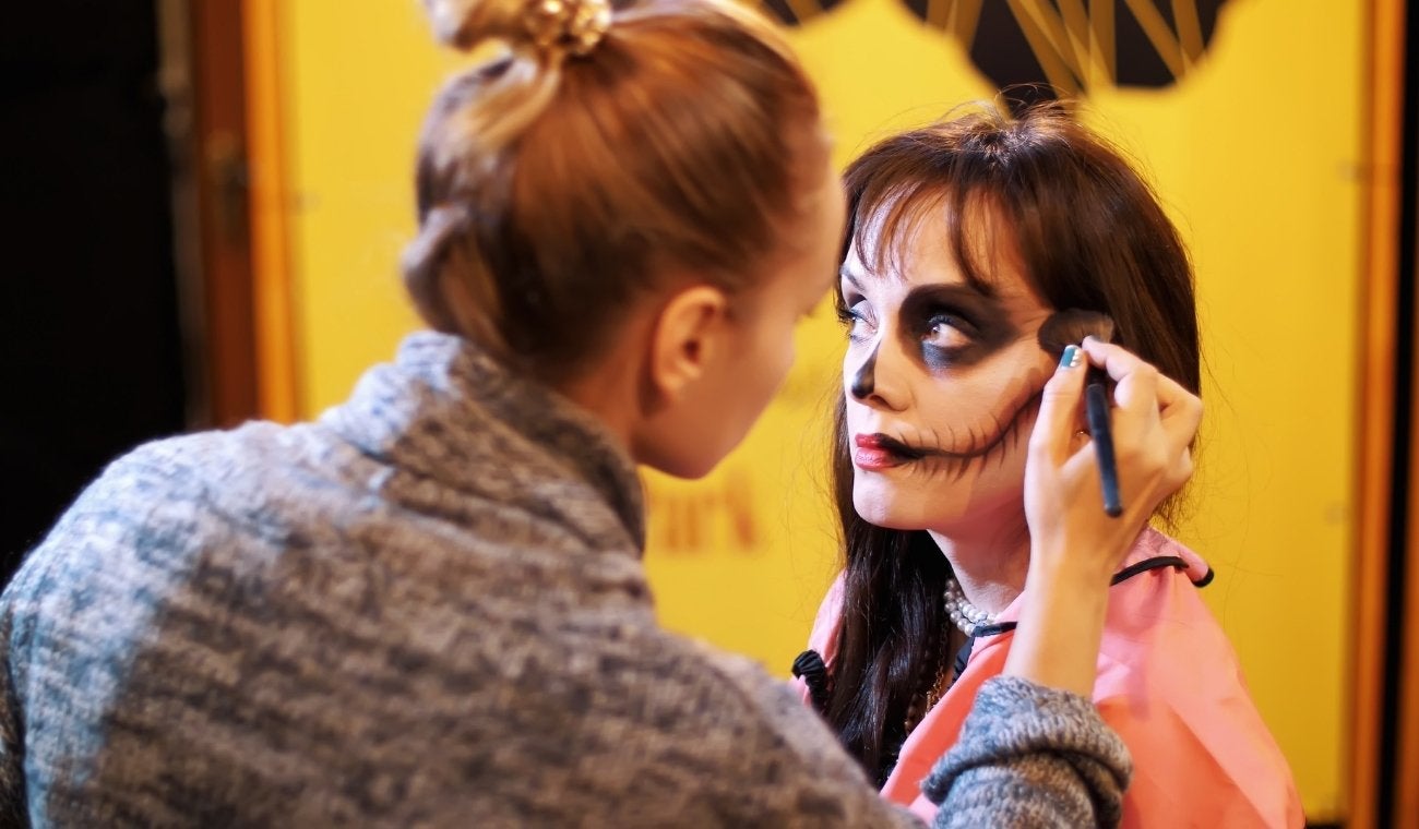 Cinco trucos infalibles para CUIDAR su piel del MAQUILLAJE de HALLOWEEN