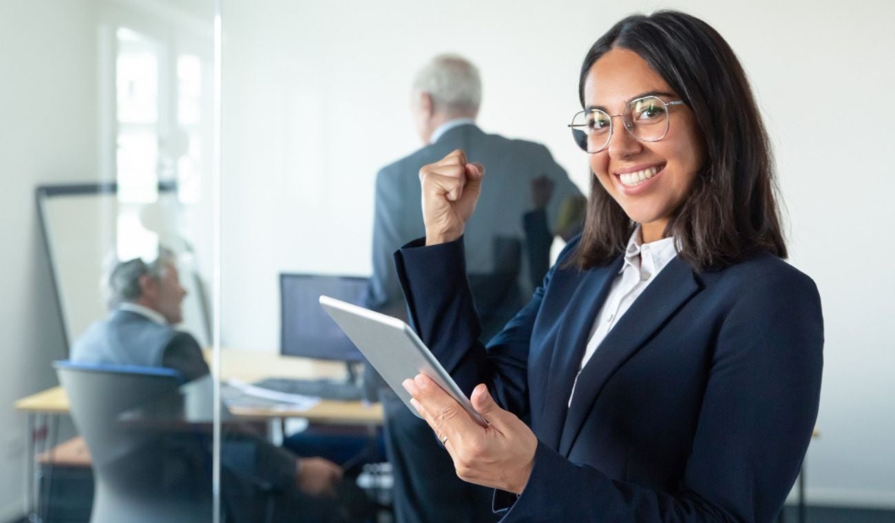 ESPAÑA abre VACANTES para colombianos con SUELDOS de hasta  MILLONES