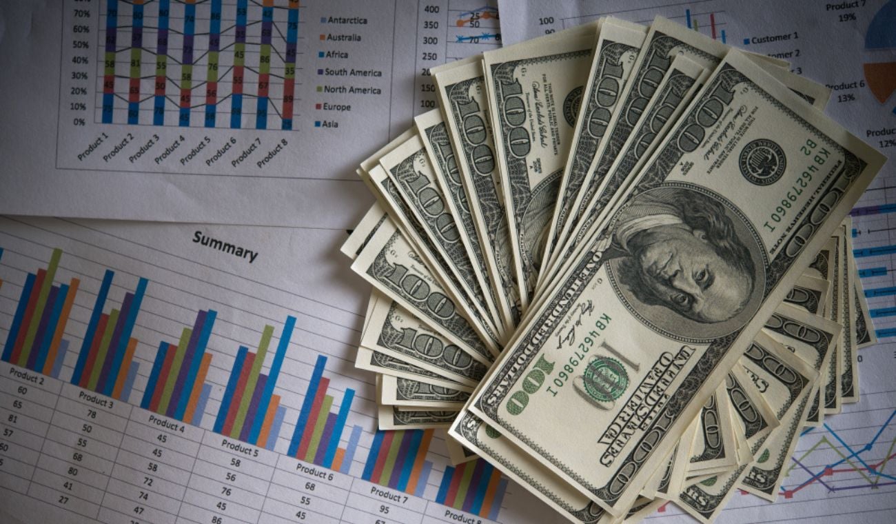 Guerra arancelaria entre China y EE.UU. provoca caída histórica en Wall Street, con pérdidas de hasta el 3,56 en el Nasdaq. Impacto en empresas tecnológicas y criptomonedas