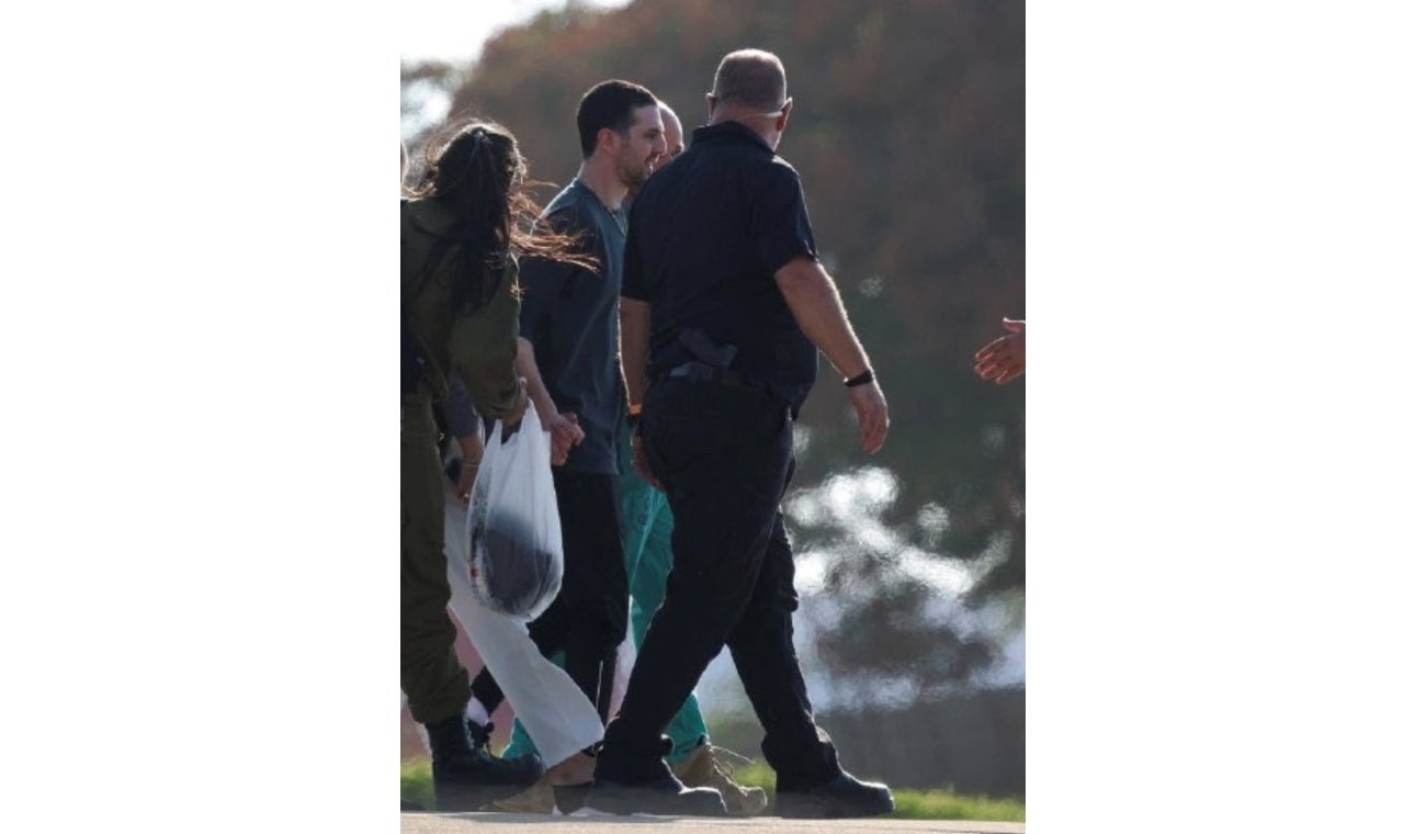 así fue el emotivo reencuentro del colombo israelí Elkana Bohbot con su esposa tras ser liberado por Hamás