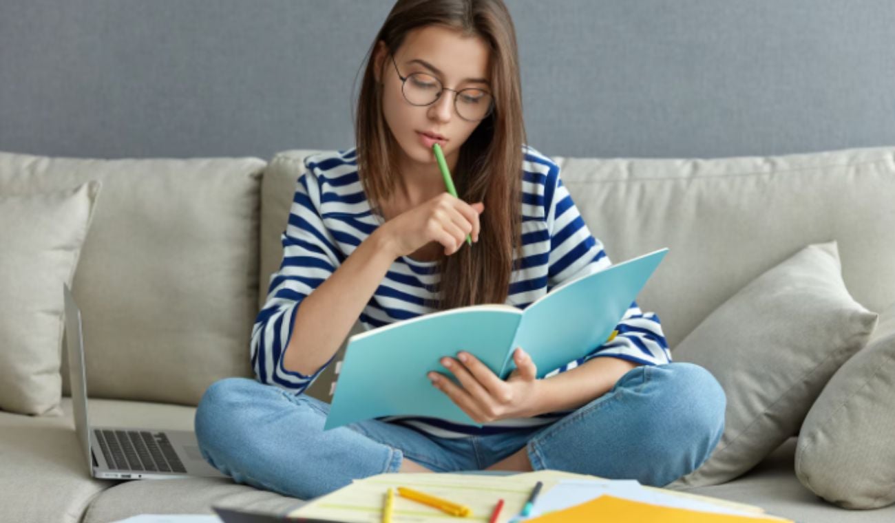 Otro caso es el de “hecho” y “echo”. La RAE explica que “hecho” es una forma del verbo hacer y también puede funcionar como sustantivo